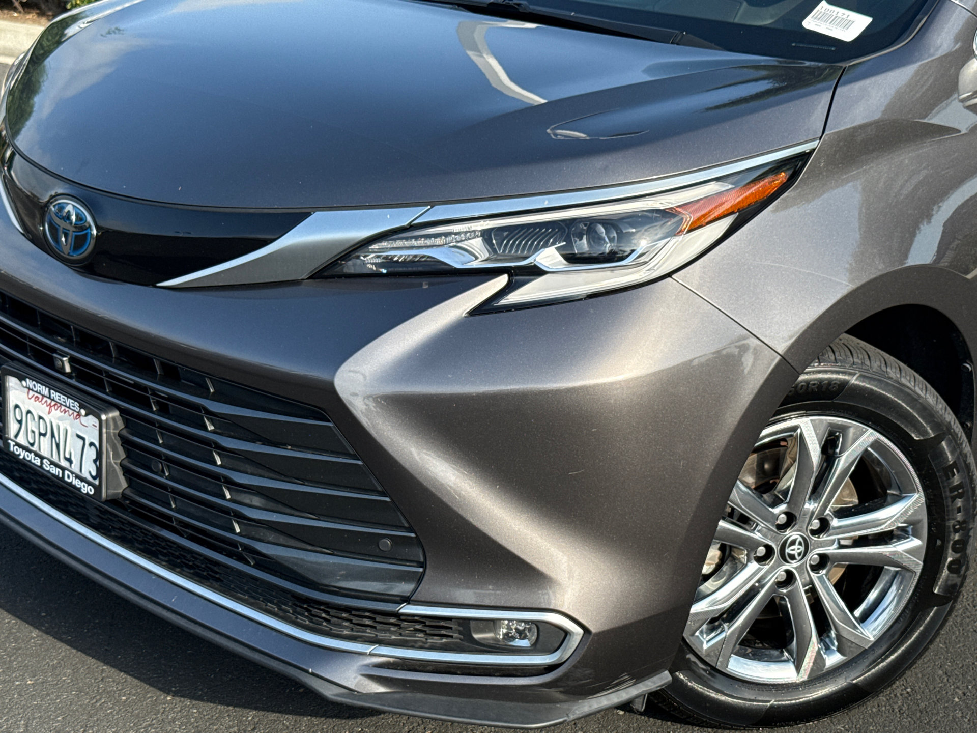Used 2023 Toyota Sienna Platinum FWD image 3