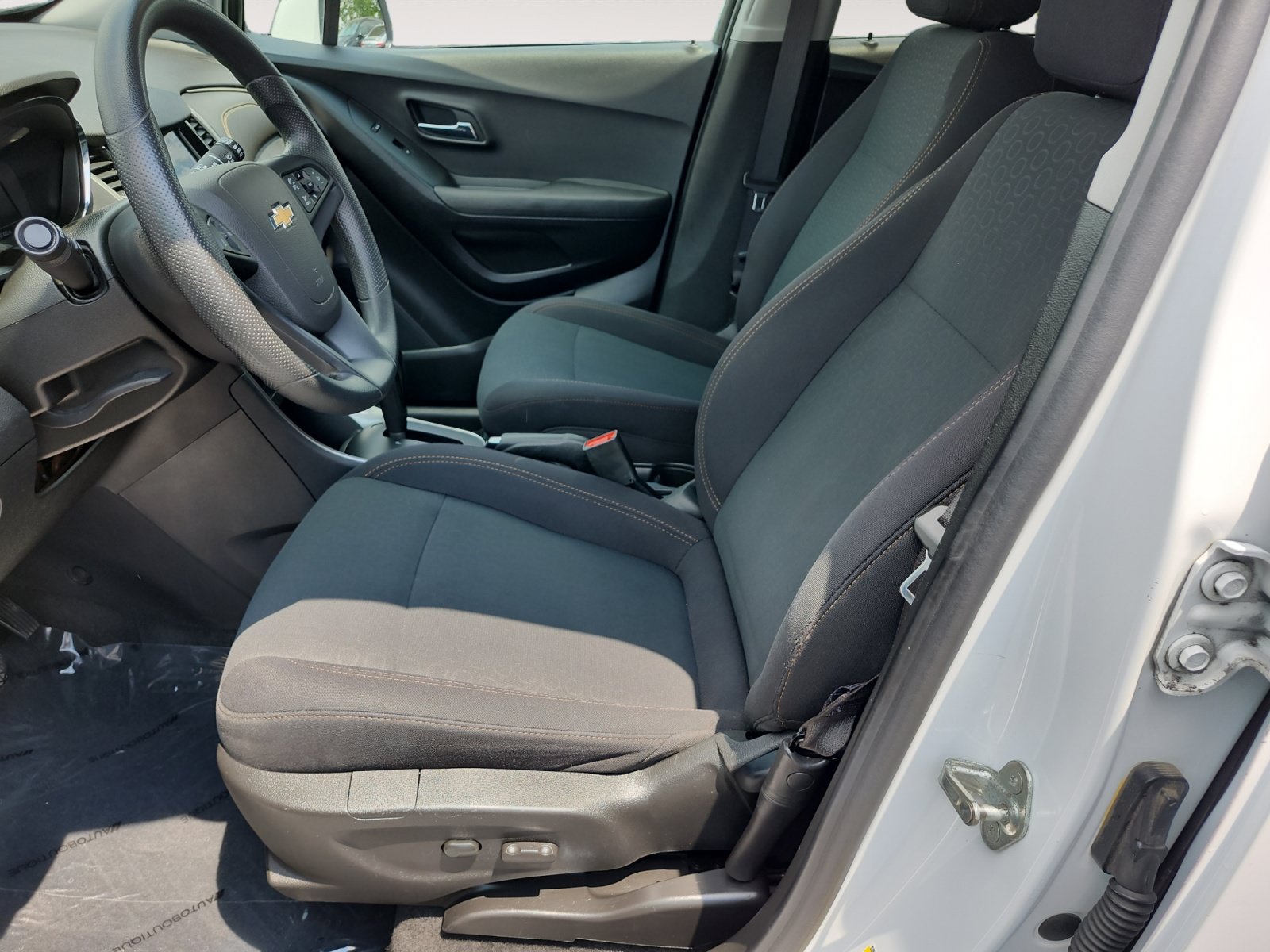 Used 2020 Chevrolet Trax LS w/ Fleet Convenience Package AWD/4WD image 9