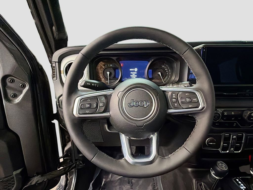 Used 2025 Jeep Wrangler Unlimited Sahara AWD/4WD image 11