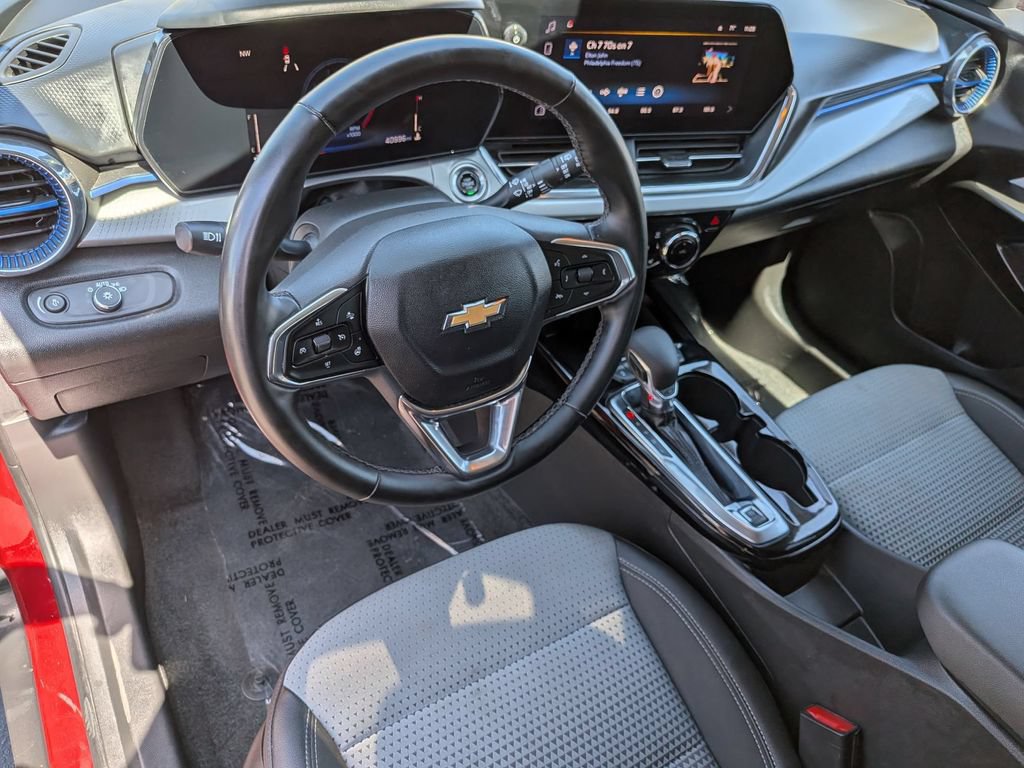 Used 2025 Chevrolet Trax LT w/ LT Convenience Package FWD image 16