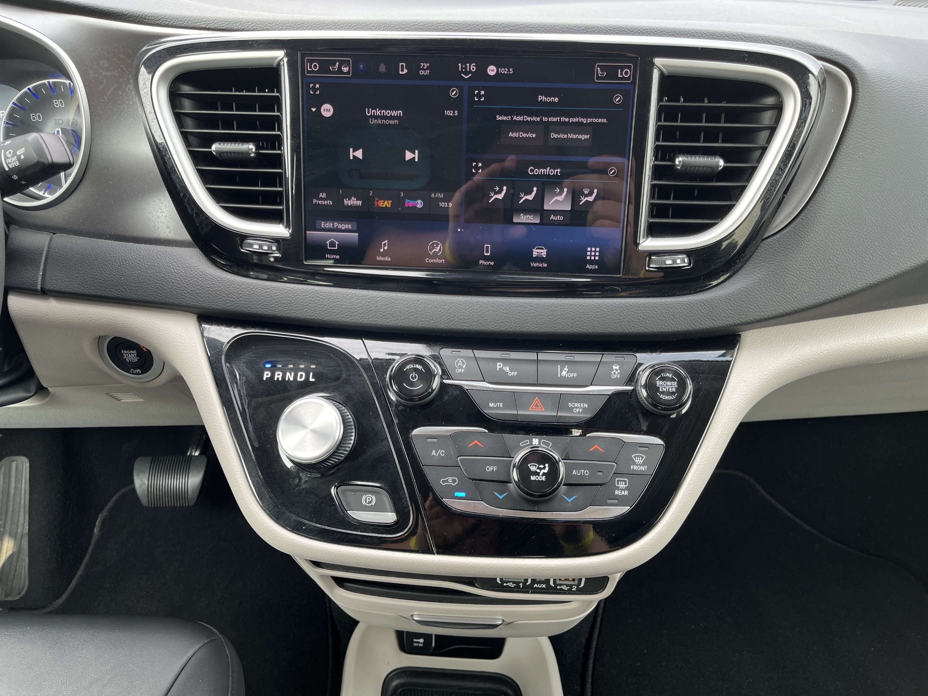 Used 2024 Chrysler Pacifica Touring-L FWD image 25