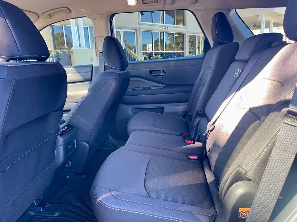 Used 2024 Nissan Pathfinder SV image 12