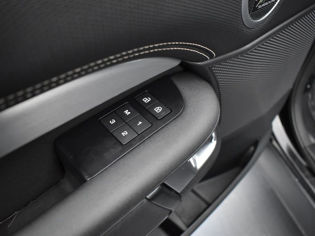 Used 2022 Land Rover Discovery HSE R-Dynamic image 8