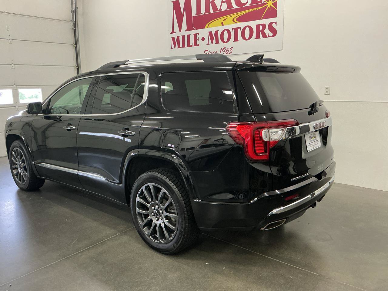 Used 2023 GMC Acadia Denali w/ Black Diamond Edition AWD/4WD image 4