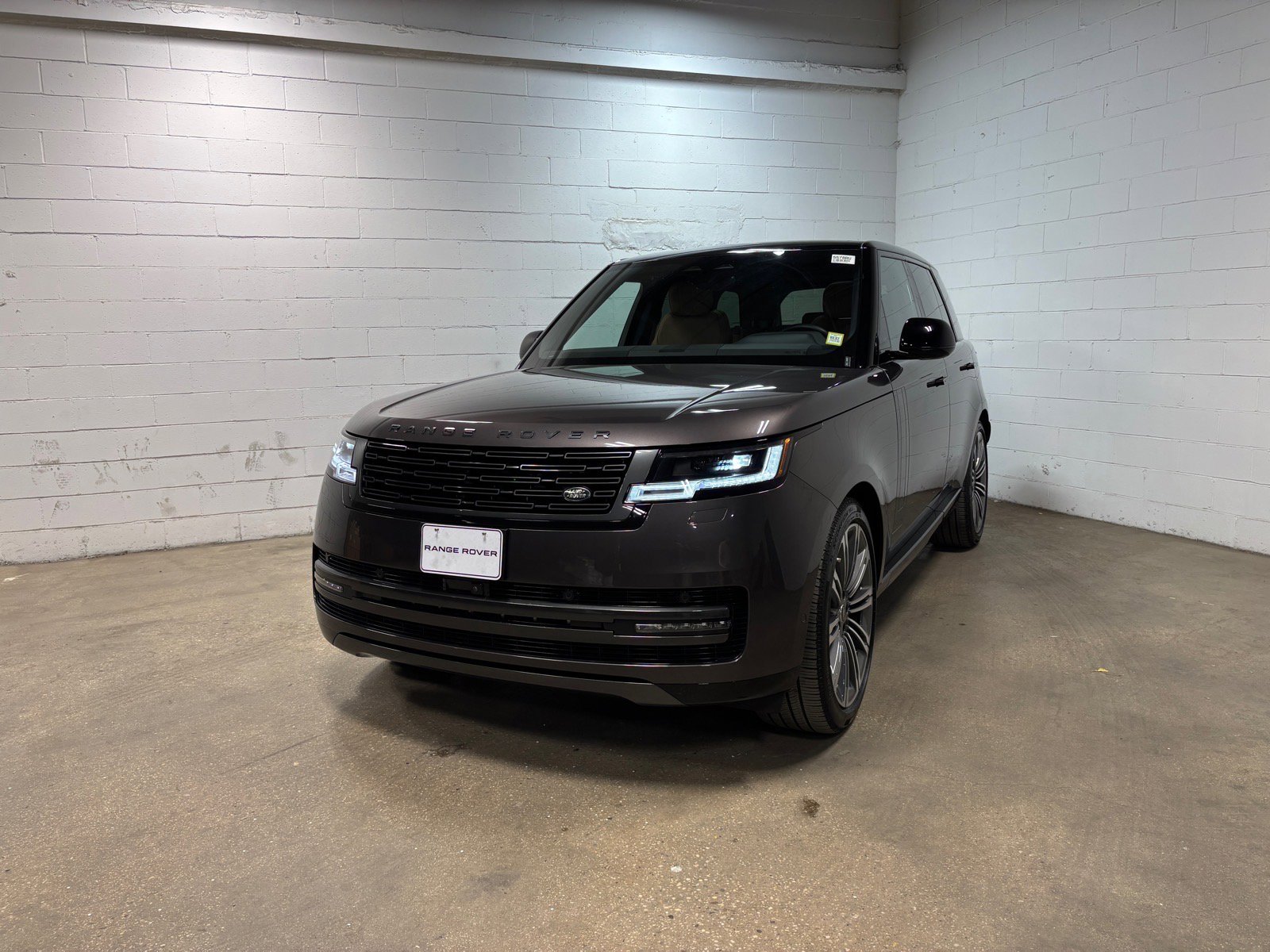 Used 2025 Land Rover Range Rover SE AWD/4WD image 2