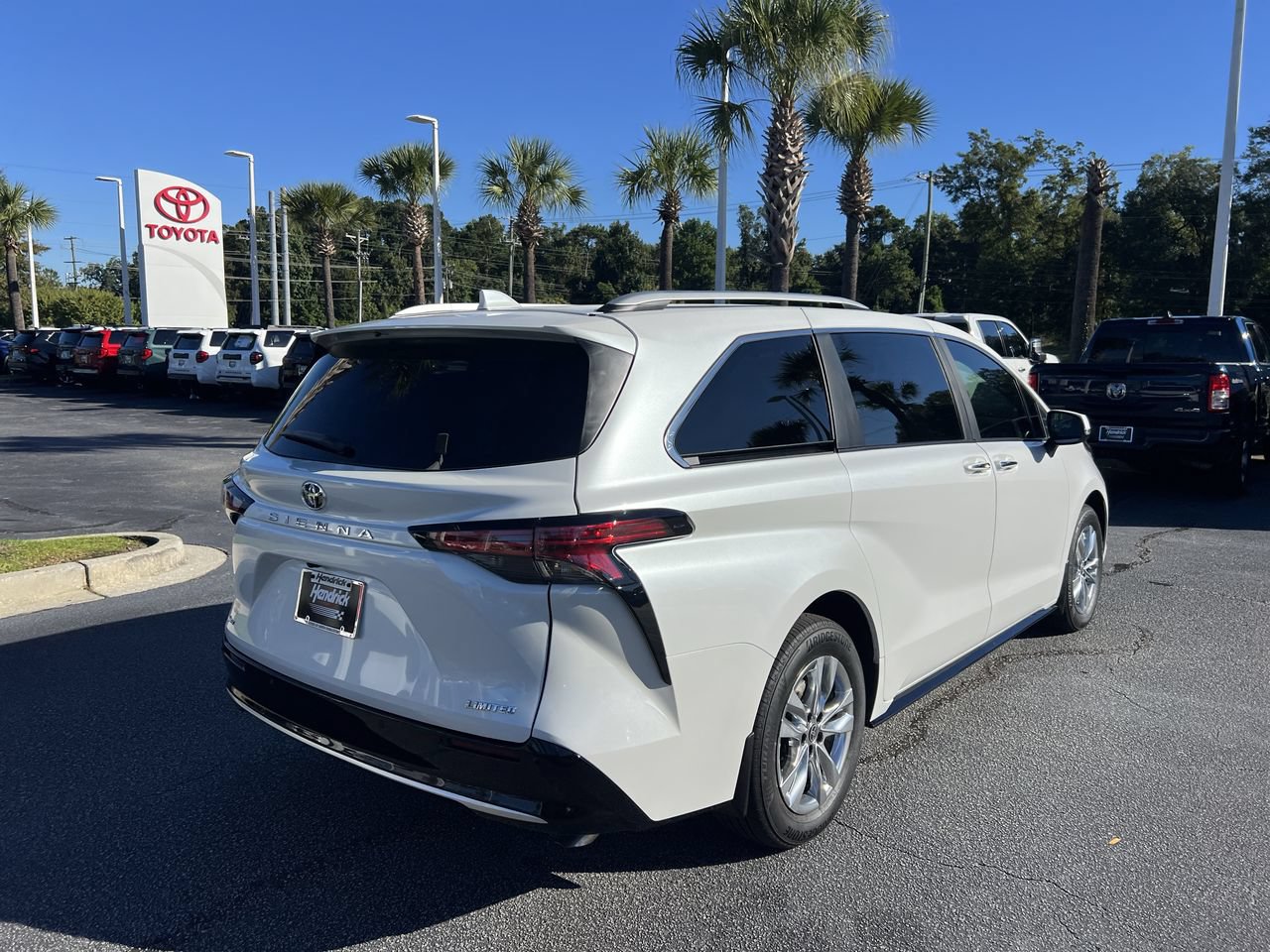 Used 2026 Toyota Sienna Limited FWD image 10