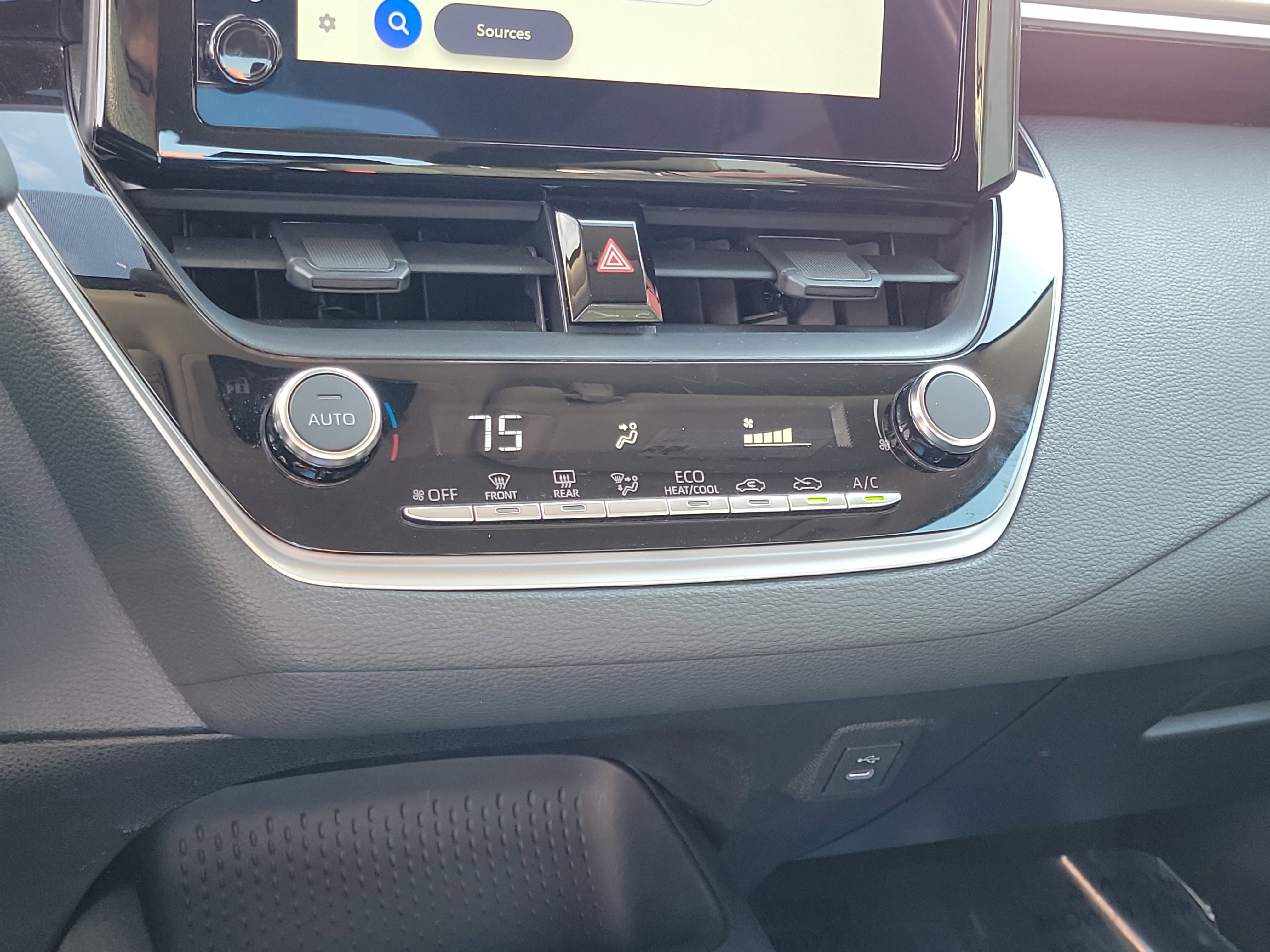 Used 2025 Toyota Corolla LE image 27