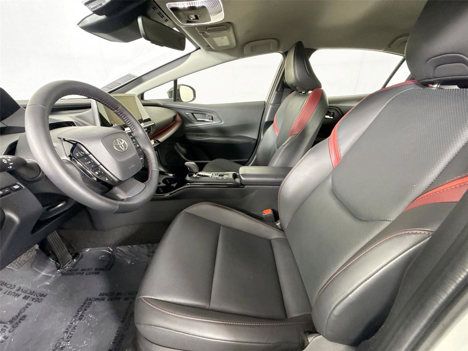 Used 2025 Toyota Prius Plug-In Hybrid image 3