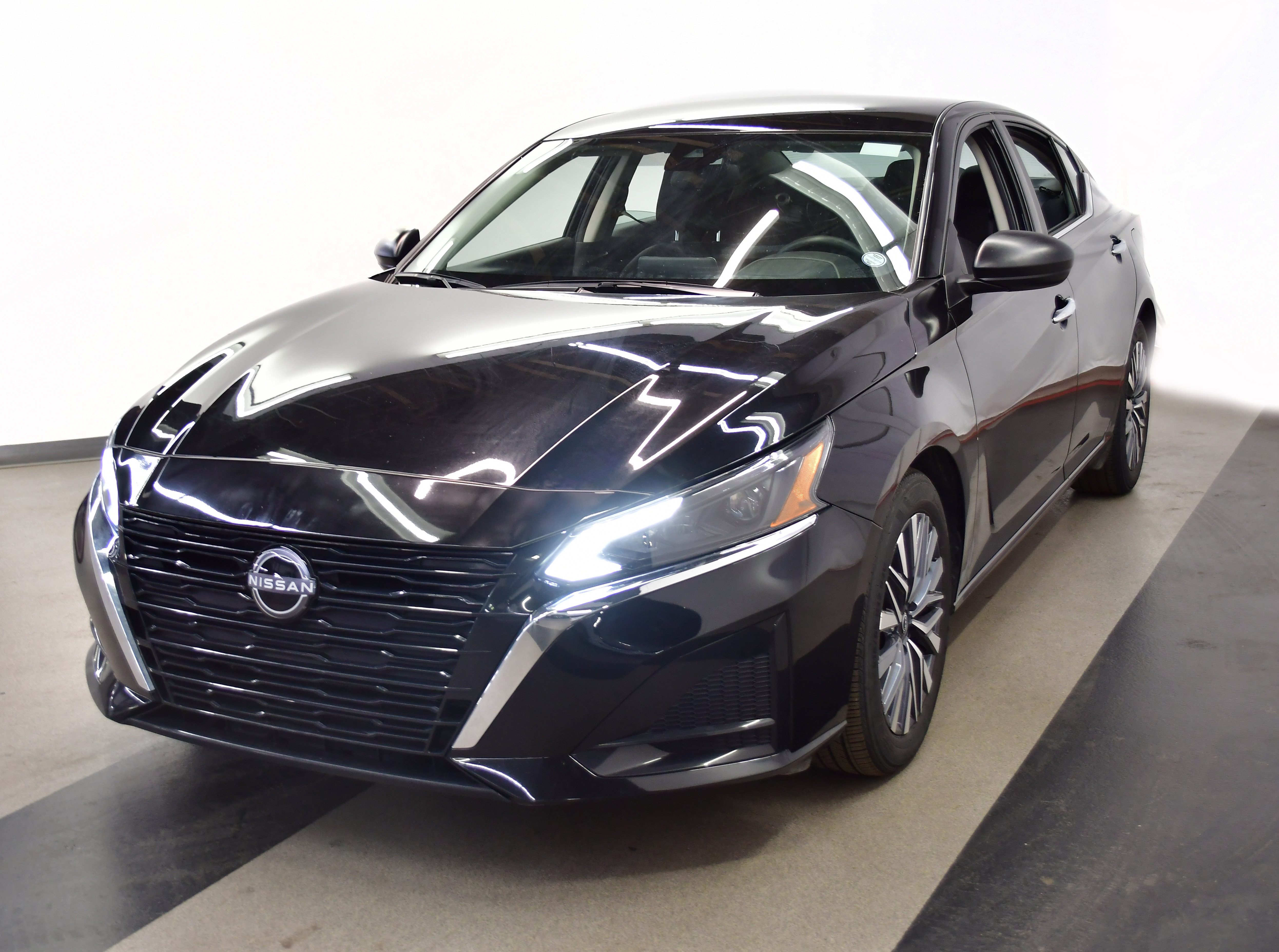 Used 2025 Nissan Altima 2.5 SV FWD image 4