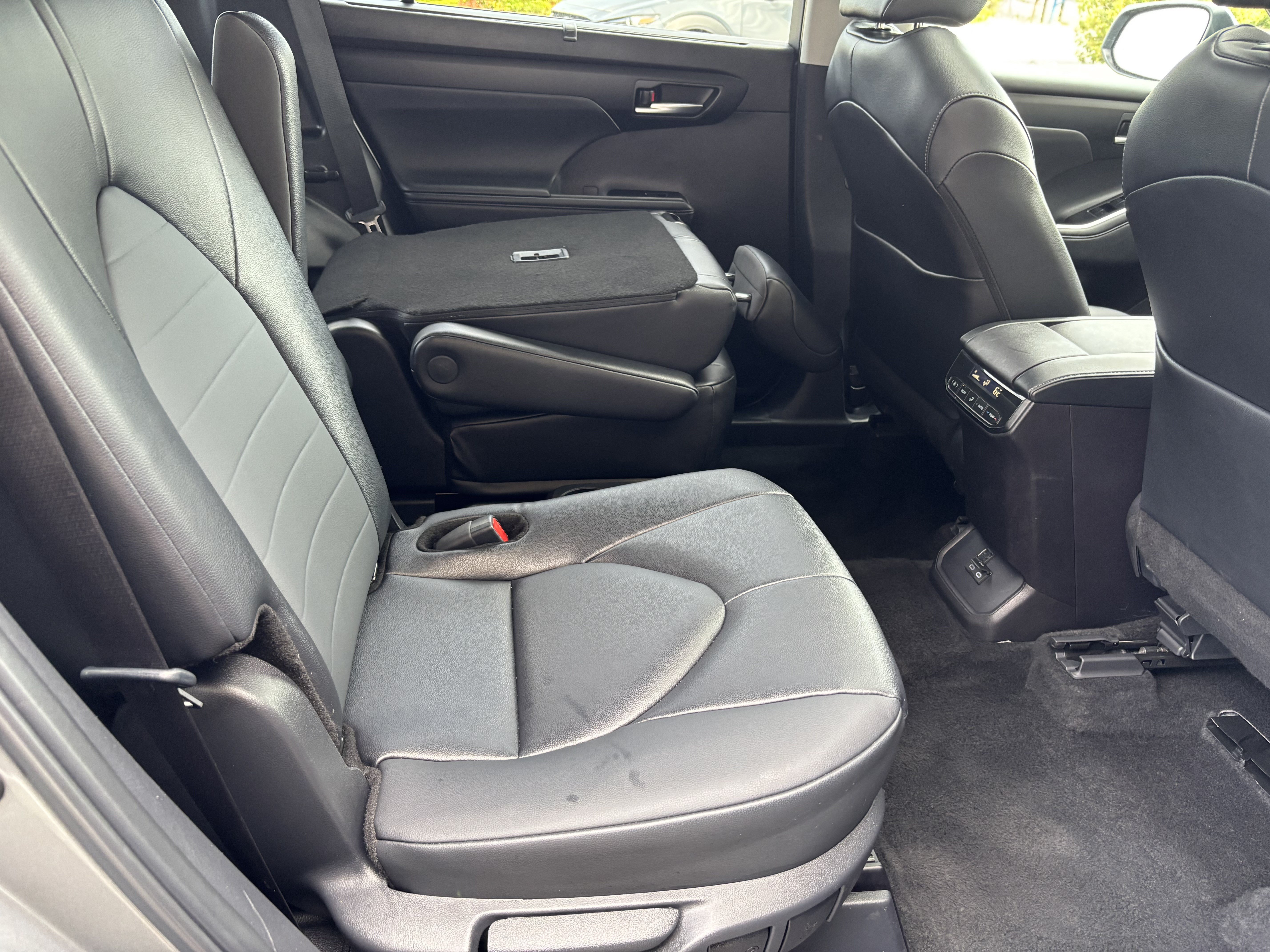 Used 2025 Toyota Highlander XLE AWD/4WD image 30