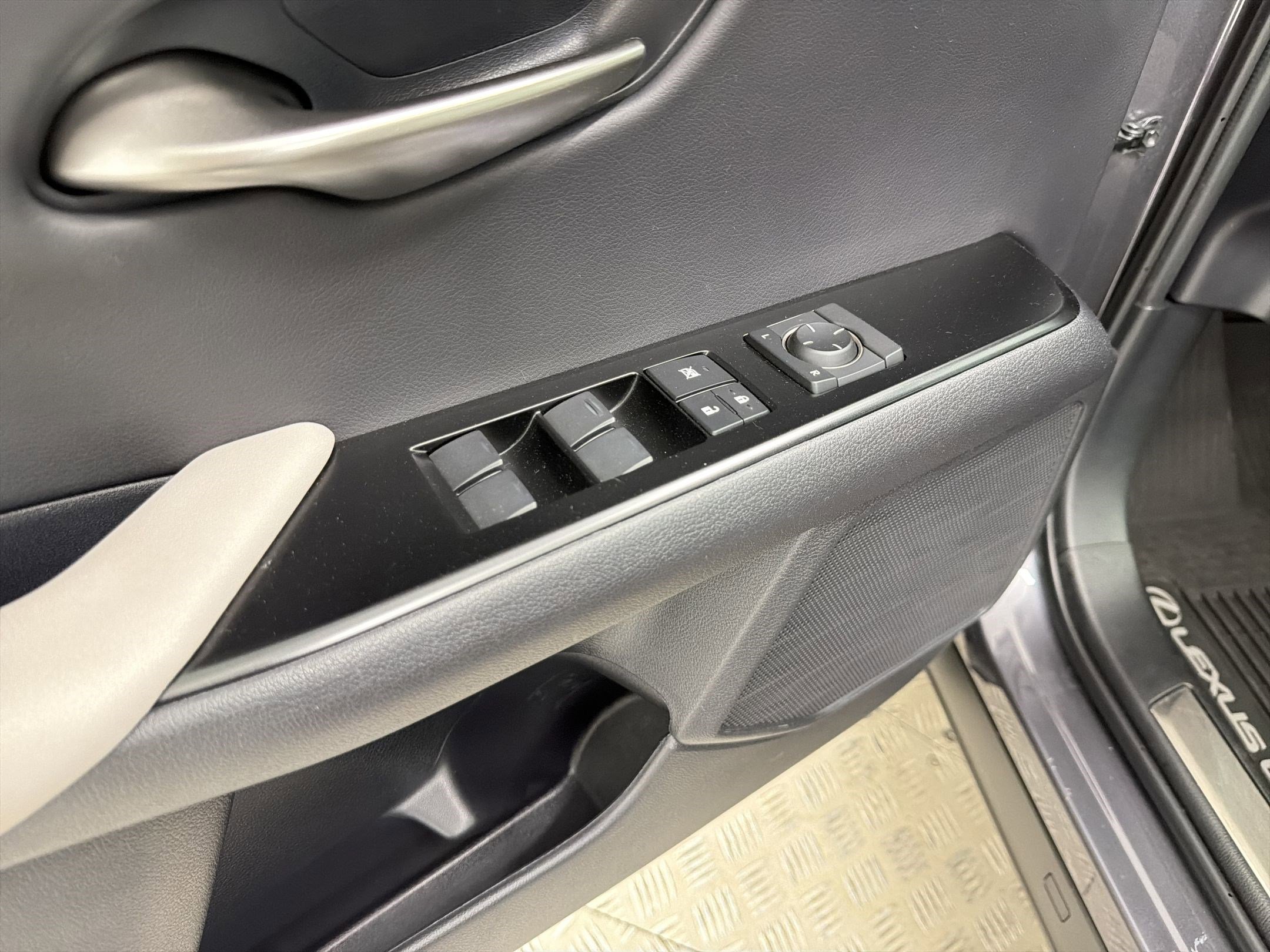 Certified 2023 Lexus UX 250h FWD w/ Accessory Package (Z2) image 13