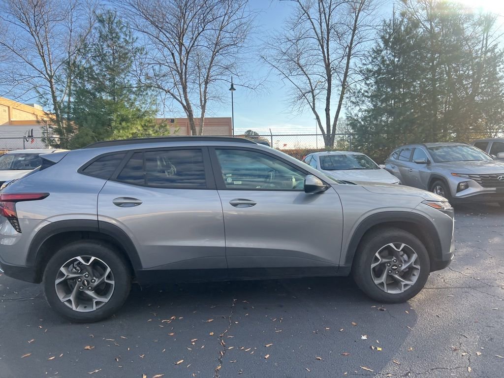 Used 2025 Chevrolet Trax LT w/ LT Convenience Package image 10