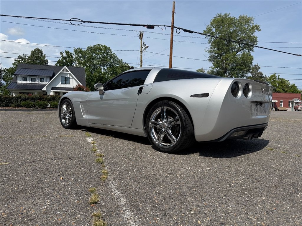 Used 2009 Chevrolet Corvette Coupe w/ Z51 Performance Package RWD image 3