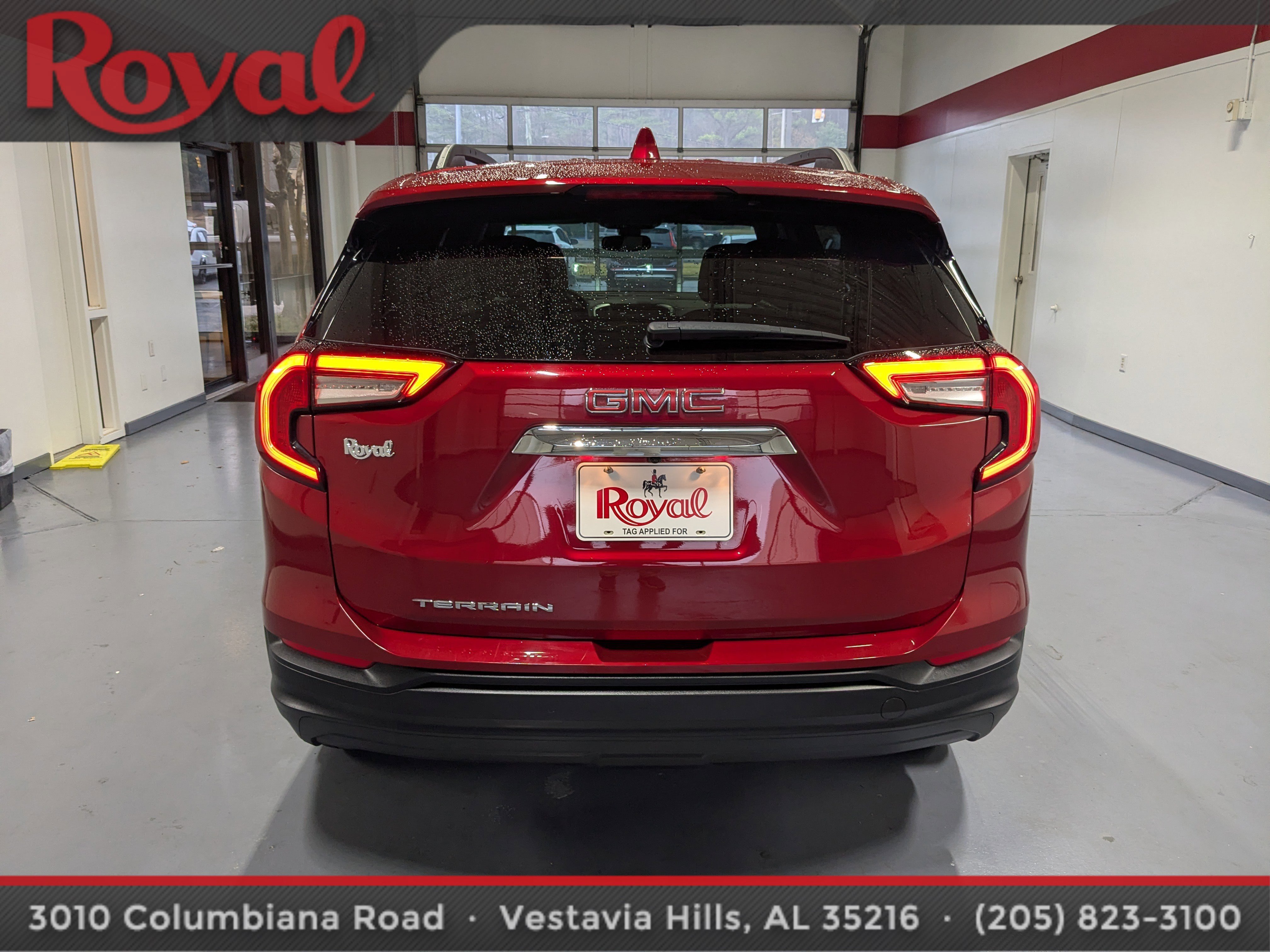 Used 2024 GMC Terrain SLE w/ Driver Convenience Package image 3