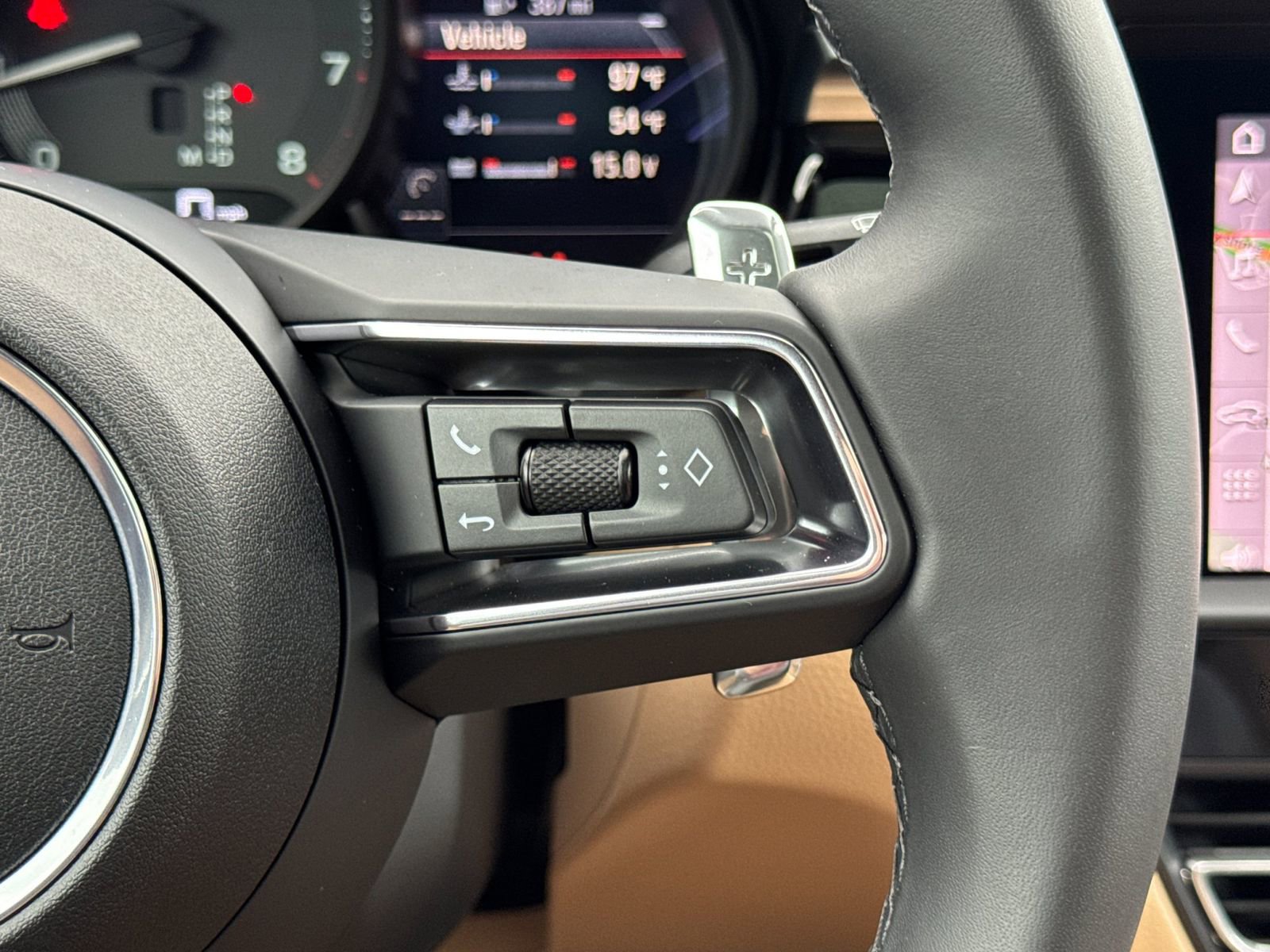 Certified 2025 Porsche Macan image 29