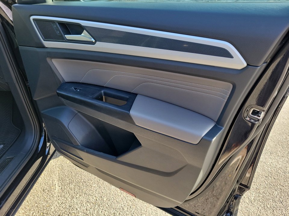 Used 2021 Volkswagen Atlas SEL R-Line image 34