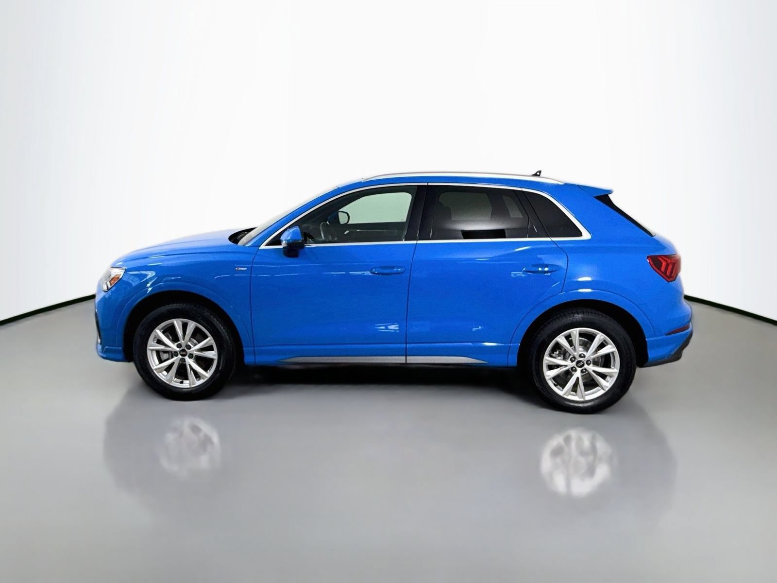 Certified 2023 Audi Q3 2.0T Premium Plus w/ Premium Plus Package AWD/4WD image 2