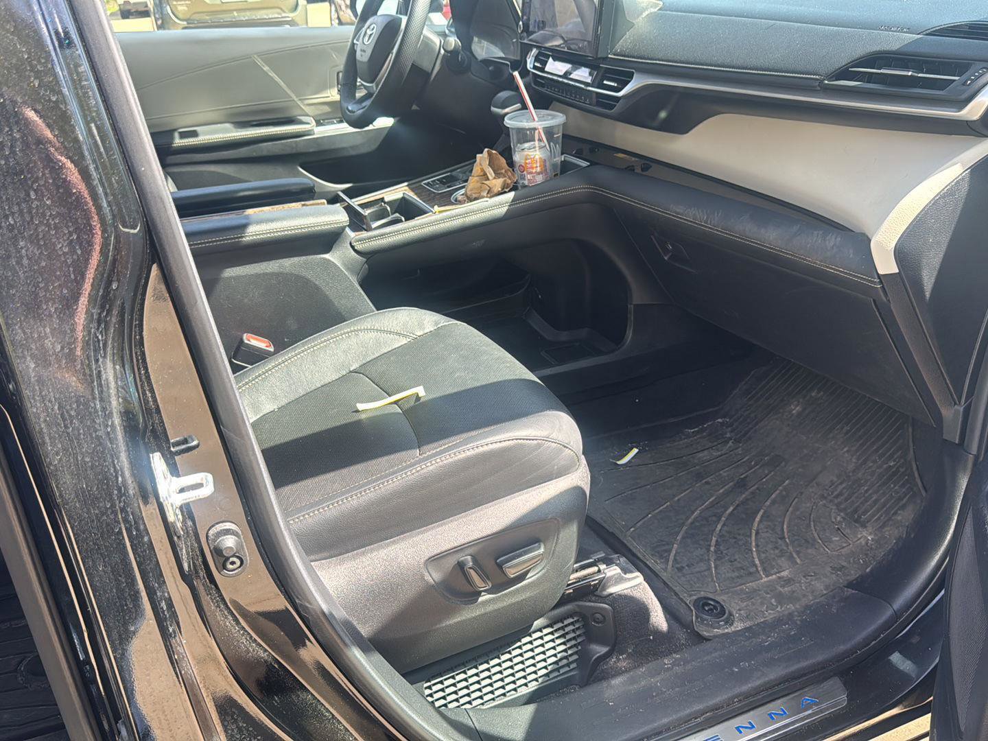 Used 2025 Toyota Sienna Platinum AWD/4WD image 27