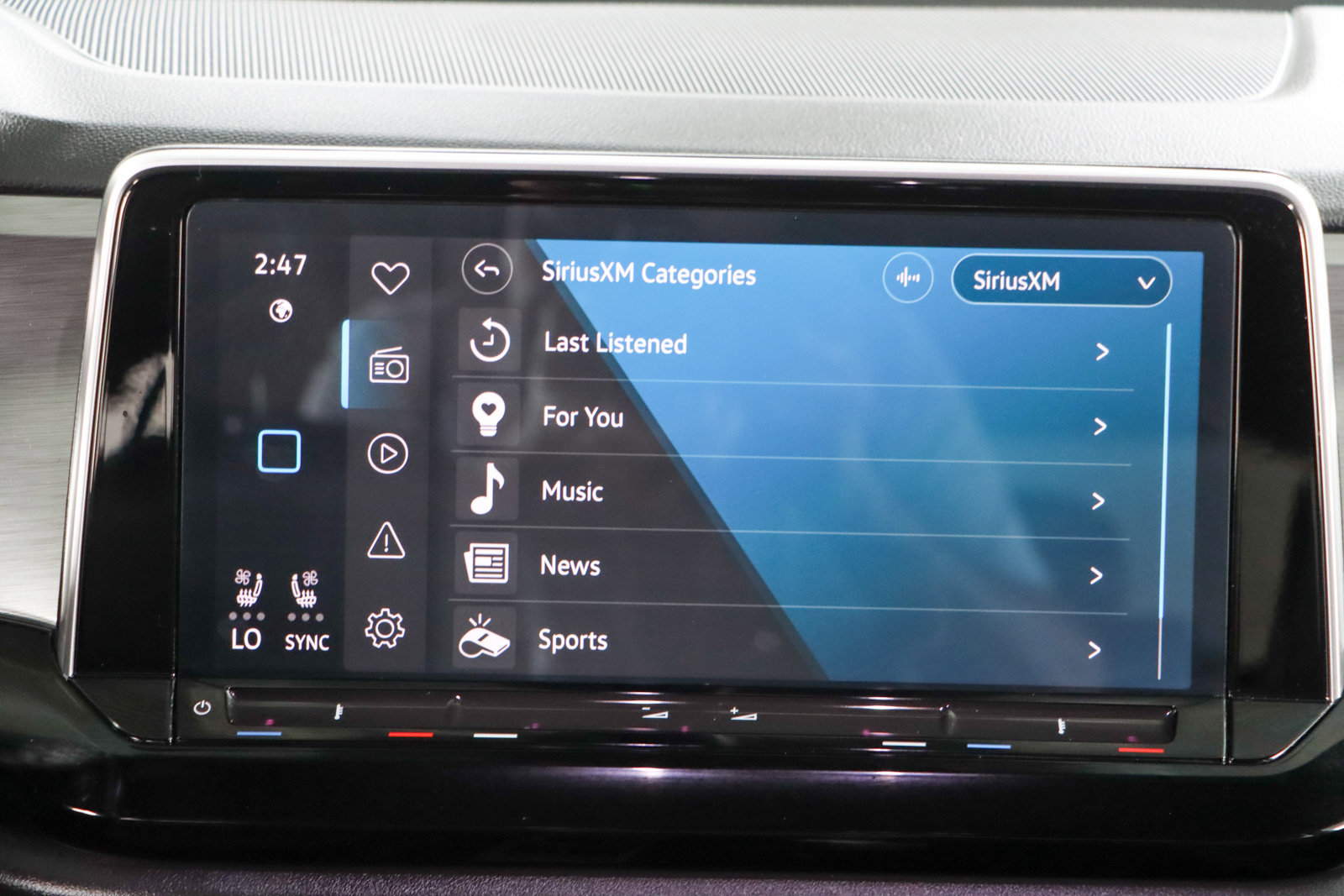 Used 2024 Volkswagen Atlas Cross Sport SE image 19