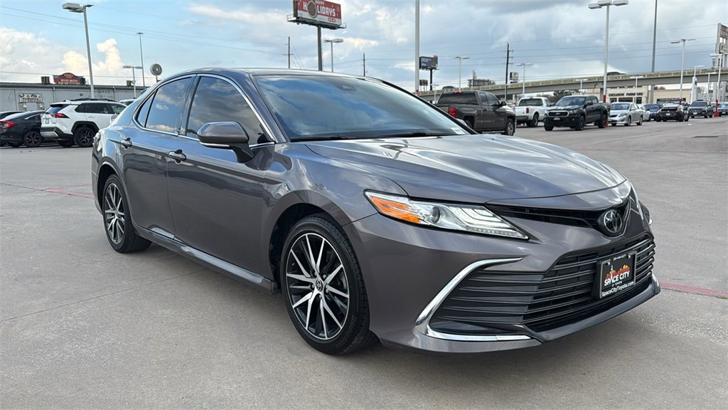 Used 2023 Toyota Camry XLE image 3