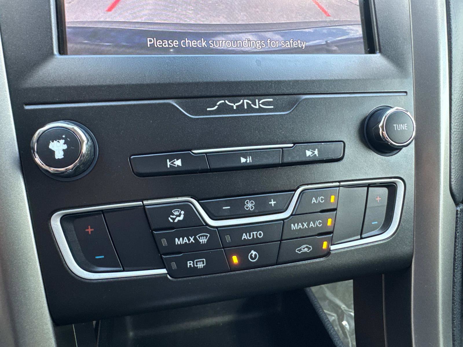 Used 2020 Ford Fusion SE image 24