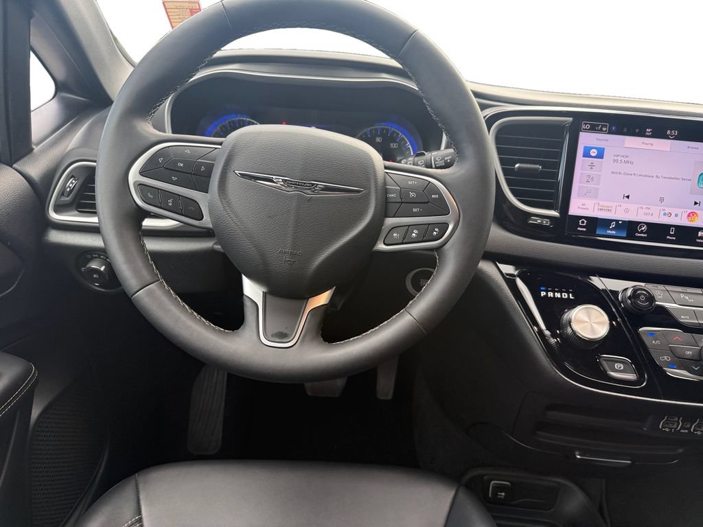 Used 2025 Chrysler Pacifica Select FWD image 12