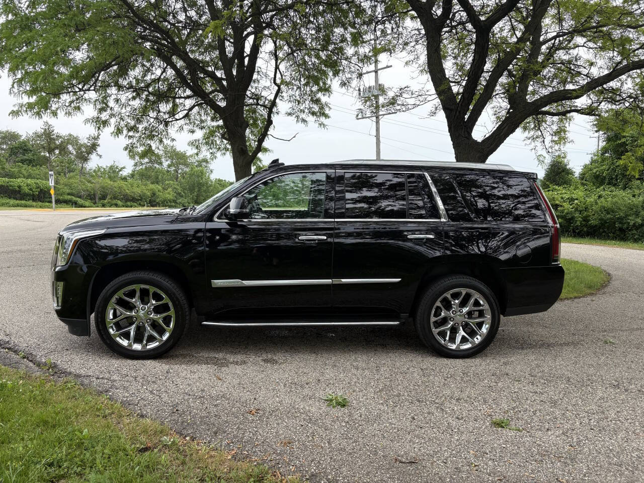 Used 2020 Cadillac Escalade Premium Luxury AWD/4WD image 2
