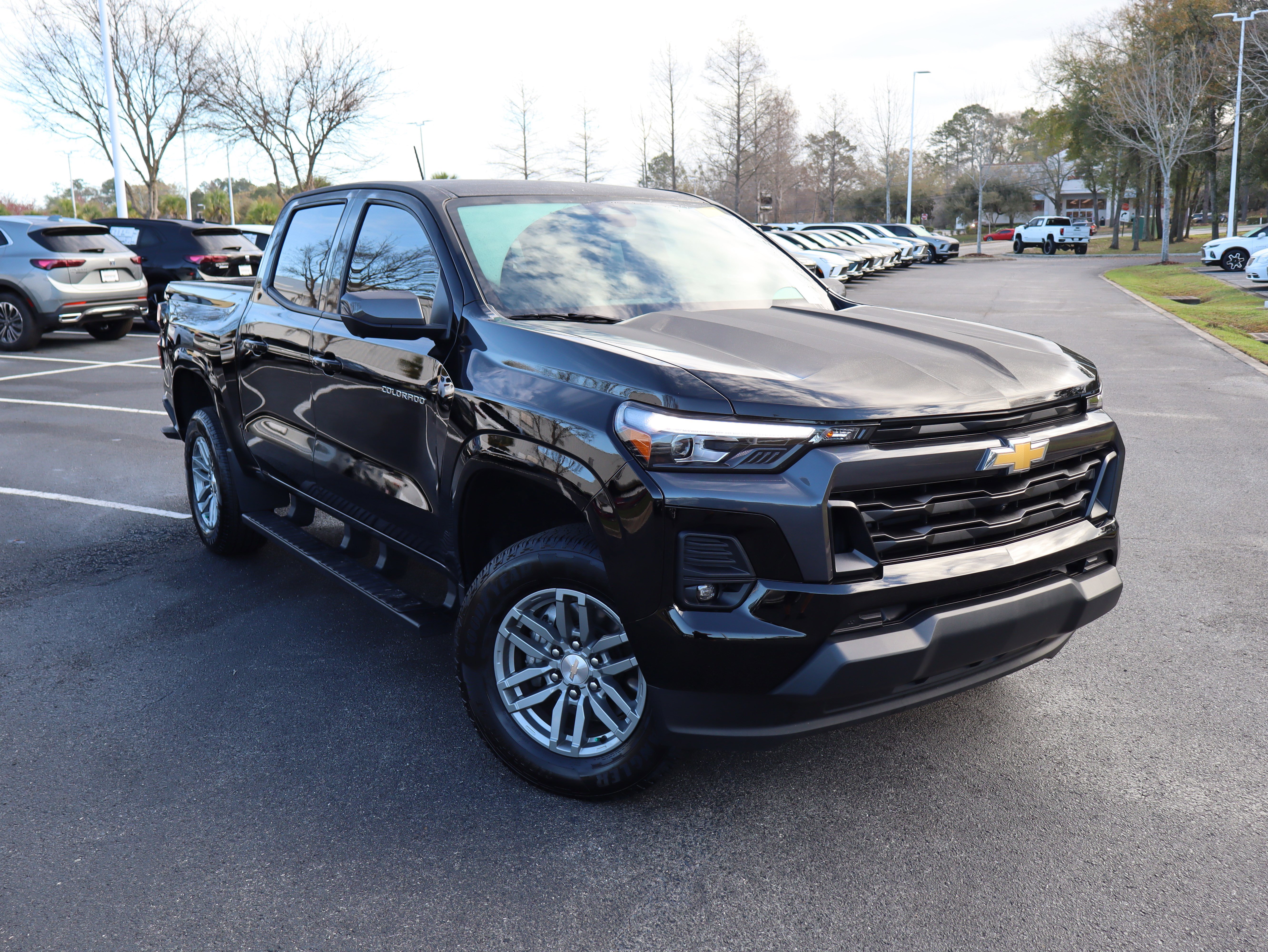 Used 2024 Chevrolet Colorado LT w/ LT Convenience Package III image 2