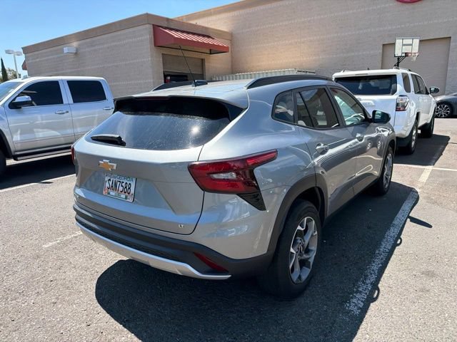 Used 2025 Chevrolet Trax LT FWD image 8