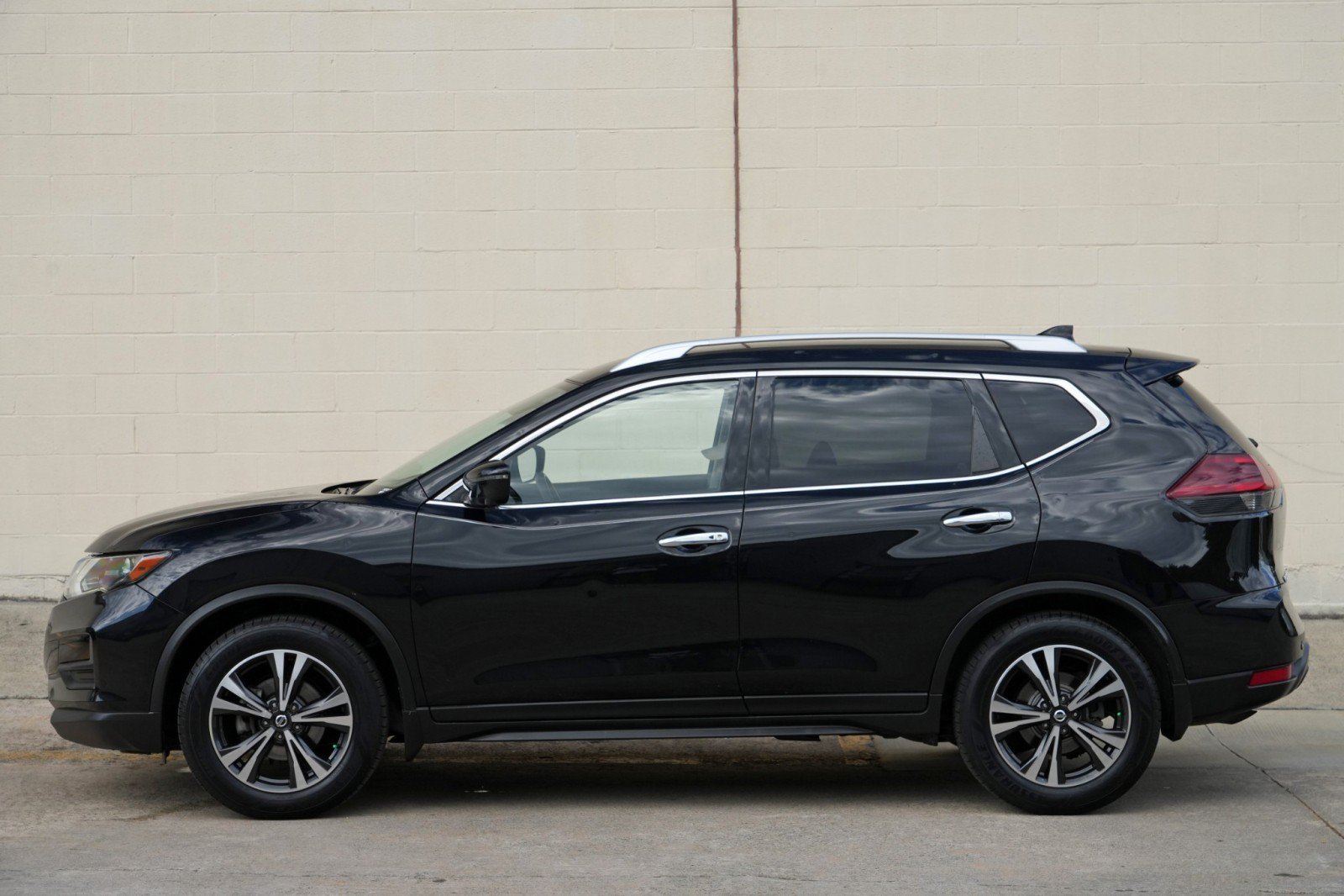 Used 2019 Nissan Rogue SV w/ Premium Package FWD image 44