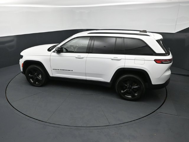Used 2023 Jeep Grand Cherokee Limited w/ Luxury Tech Group II AWD/4WD image 15