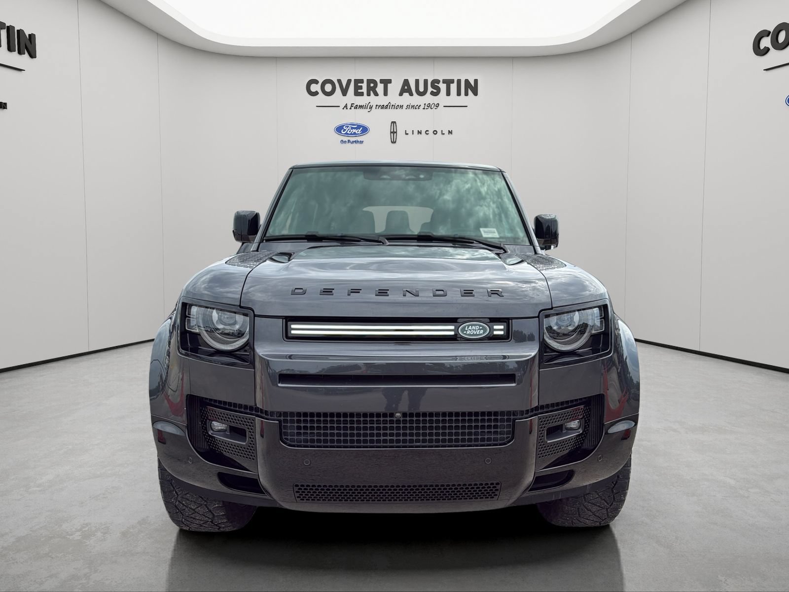 Used 2024 Land Rover Defender 130 X-Dynamic SE AWD/4WD image 8