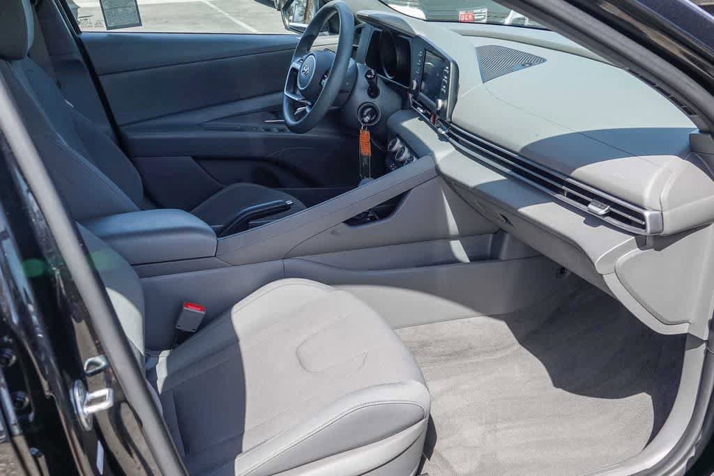 Used 2022 Hyundai Elantra SE w/ Cargo Package FWD image 15