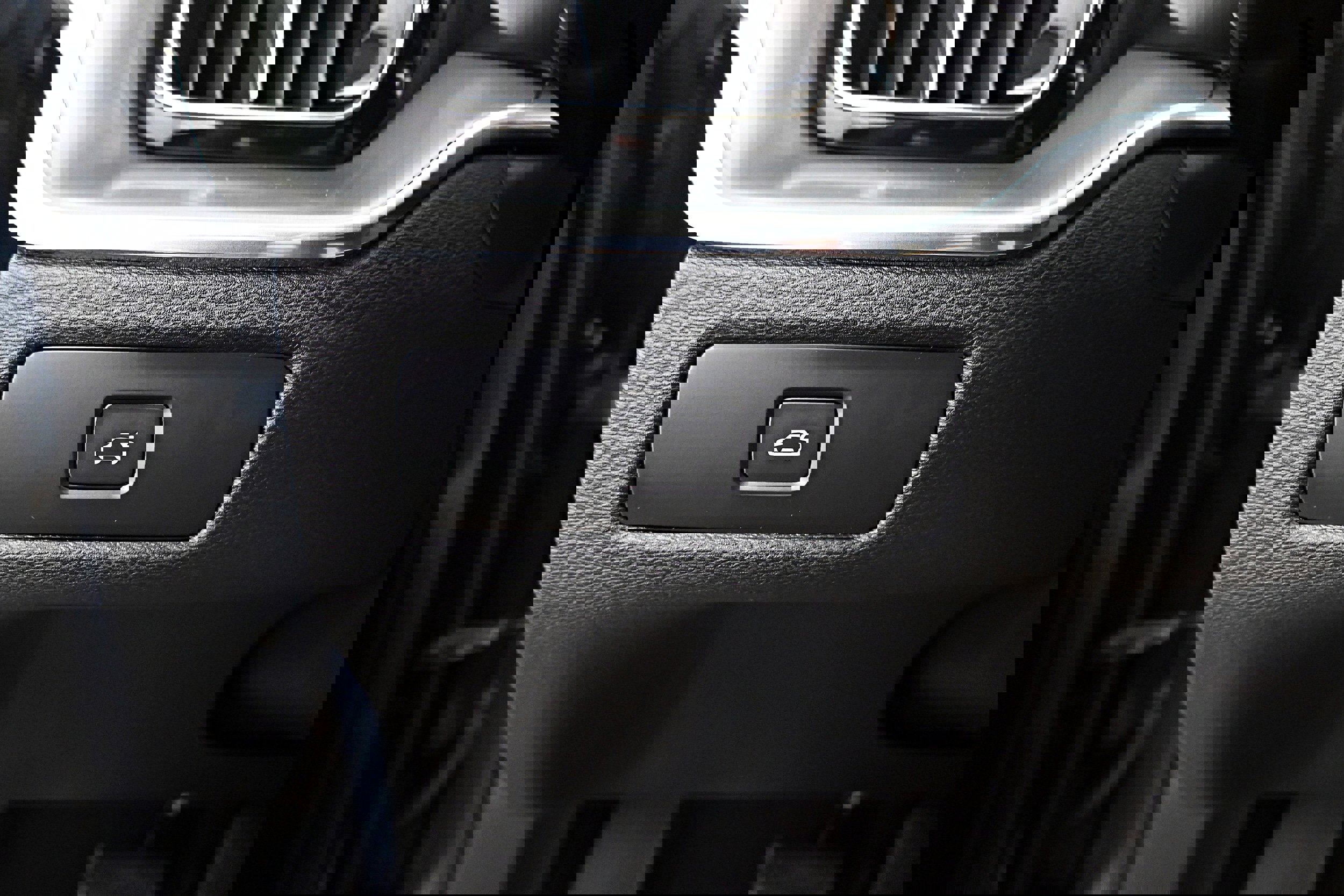 Used 2023 Volvo XC60 B5 Core w/ Climate Package image 8