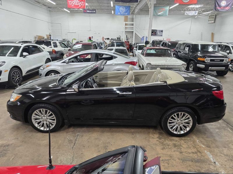 Used 2011 Chrysler 200 Limited FWD image 2