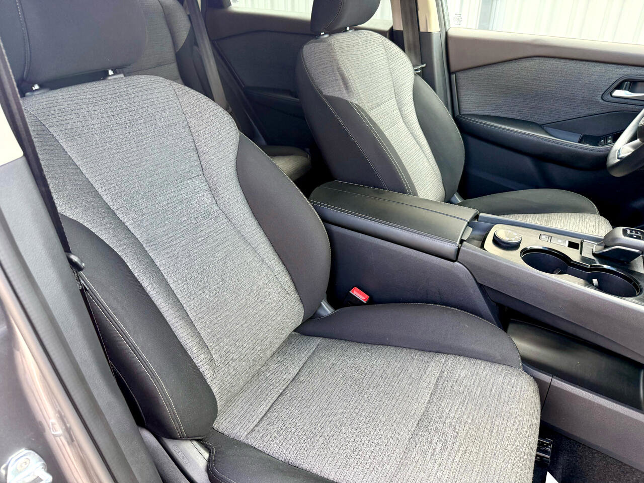 Used 2023 Nissan Rogue SV image 32