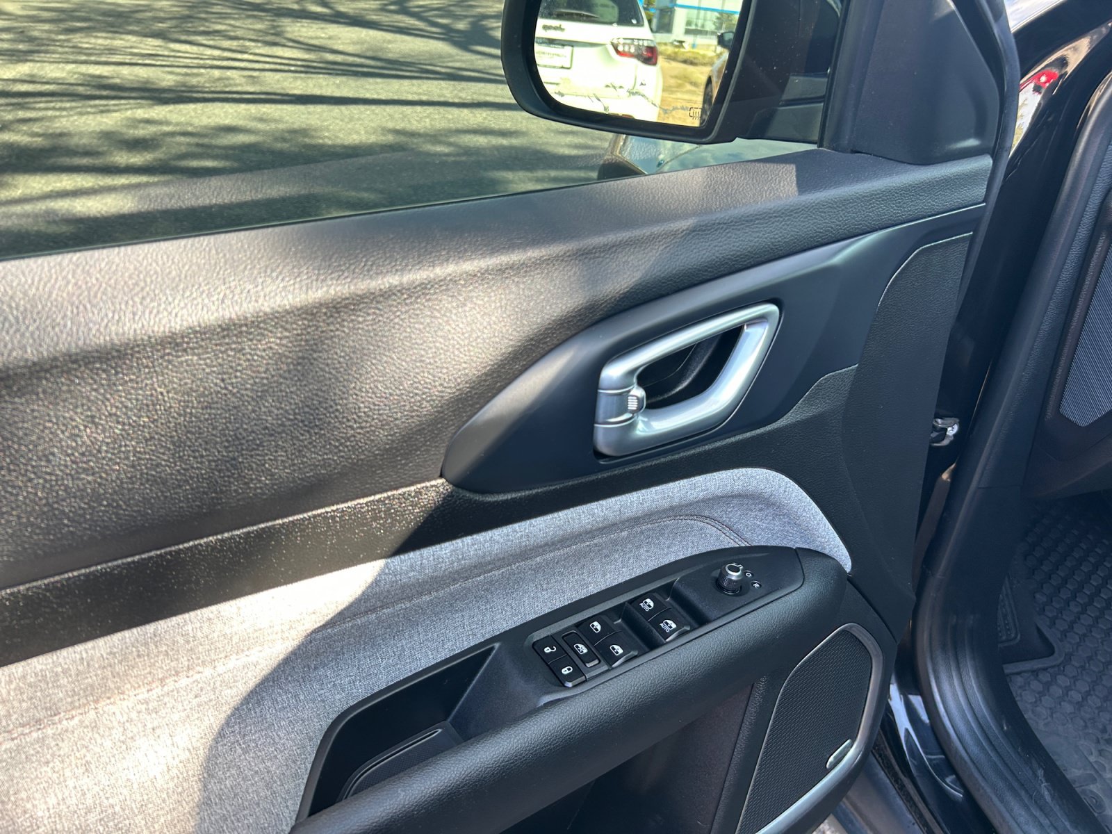 Used 2023 Jeep Compass Latitude w/ Sun and Sound Group AWD/4WD image 13