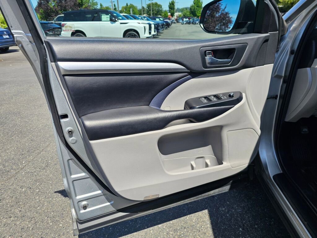 Used 2019 Toyota Highlander XLE AWD/4WD image 25