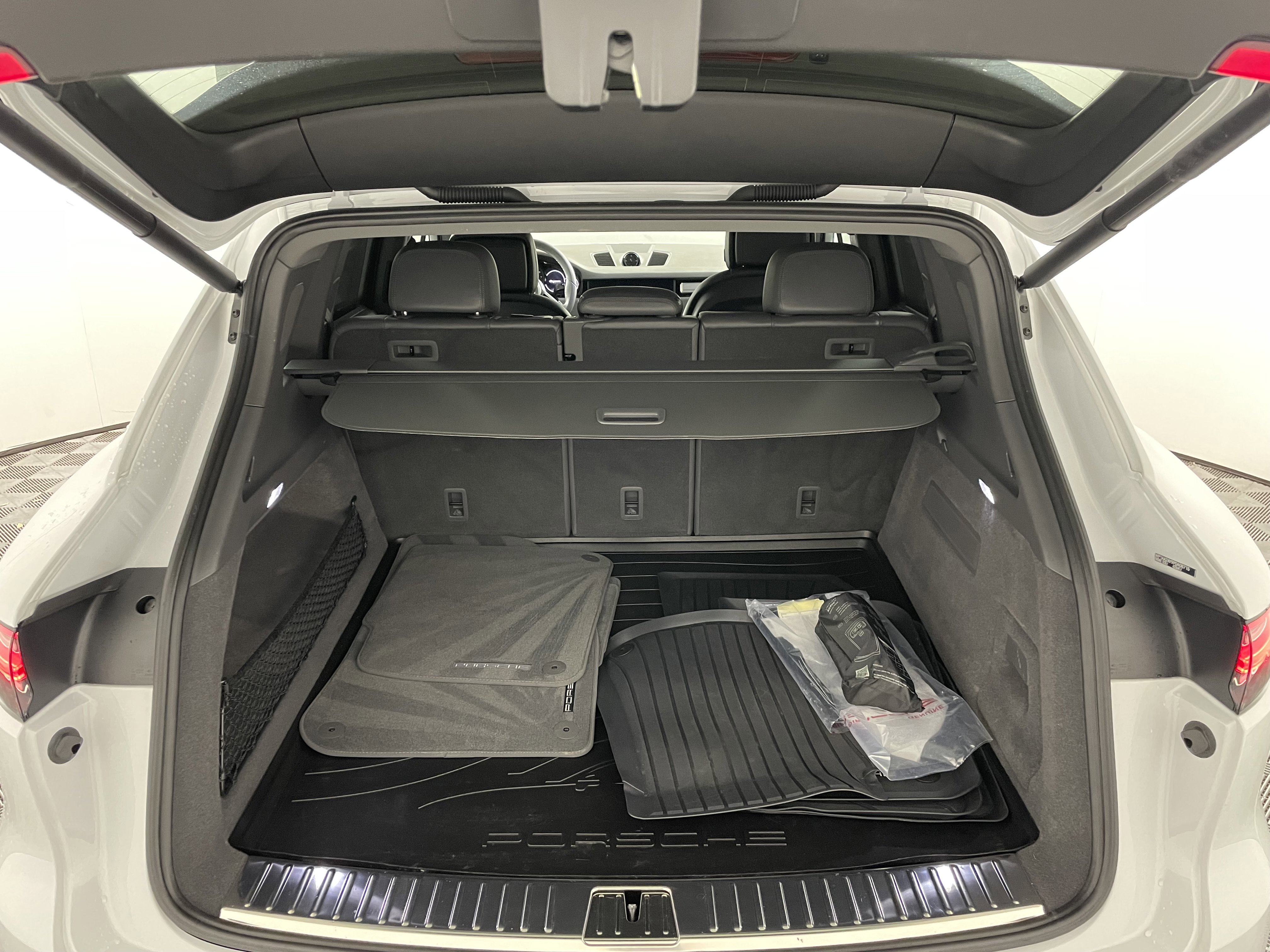 Certified 2023 Porsche Cayenne Platinum Edition image 21