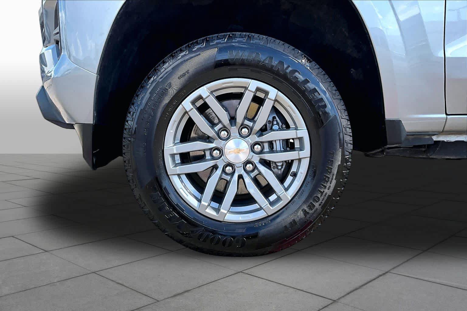 Used 2024 Chevrolet Colorado LT w/ LT Convenience Package II RWD image 11