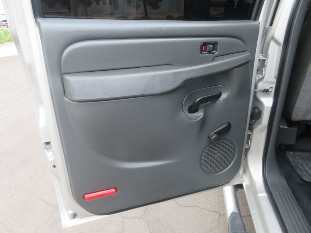 Used 2006 Chevrolet Silverado 2500 2WD Crew Cab image 22
