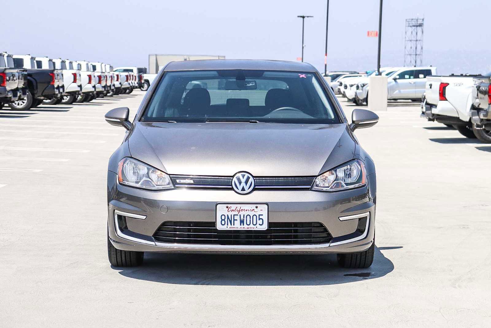 Used 2016 Volkswagen e-Golf SE w/ DC Fast Charging Package FWD image 2