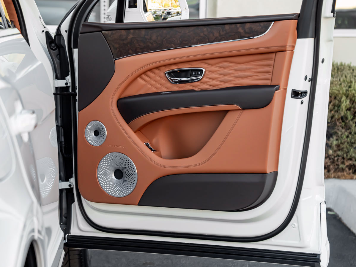 Used 2027 Bentley Bentayga AWD/4WD image 40