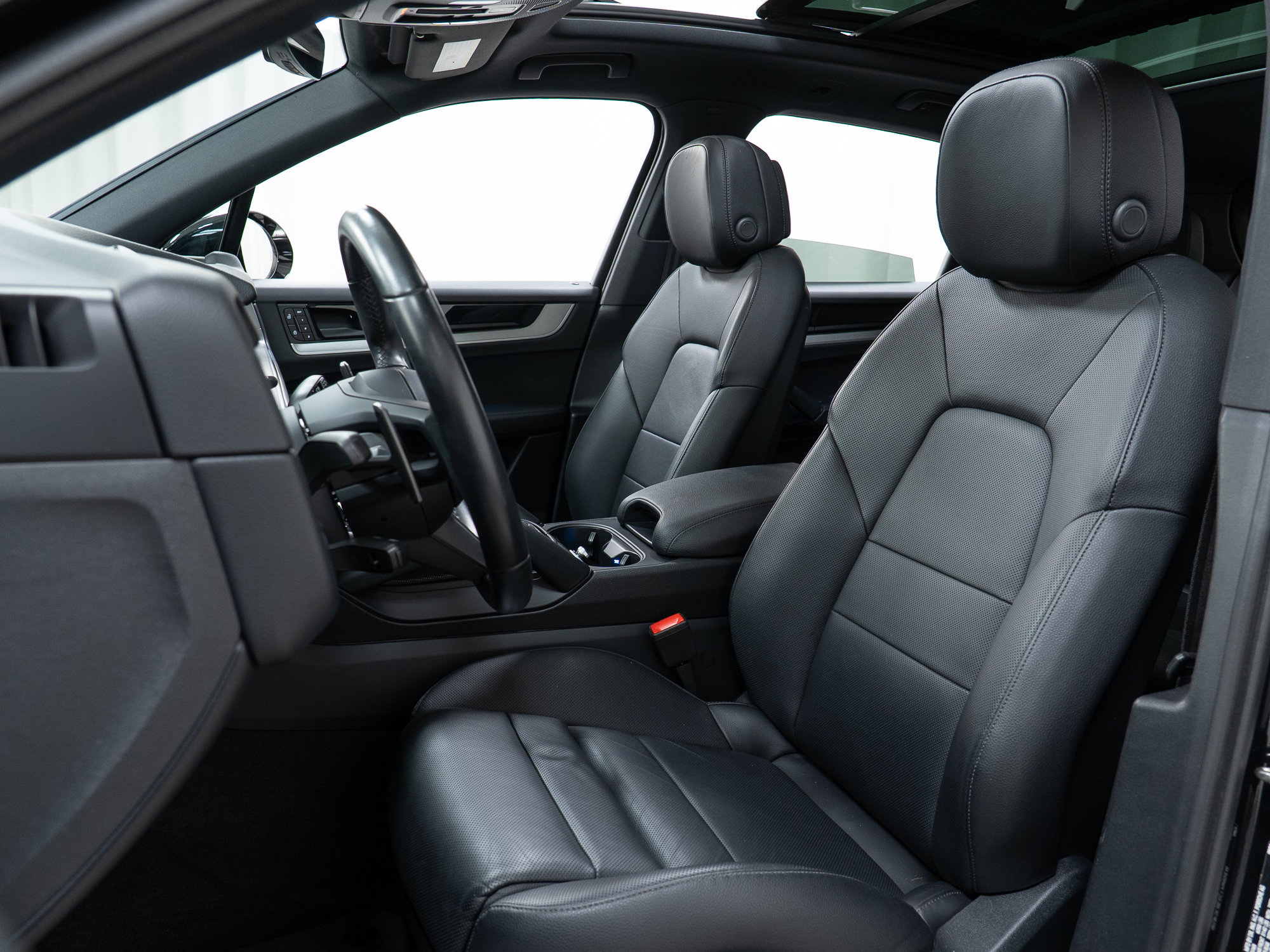 Used 2025 Porsche Cayenne AWD/4WD image 5
