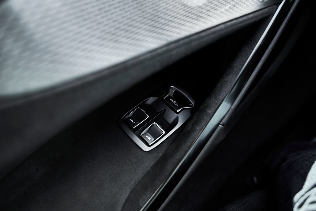 Used 2024 McLaren Artura RWD image 32