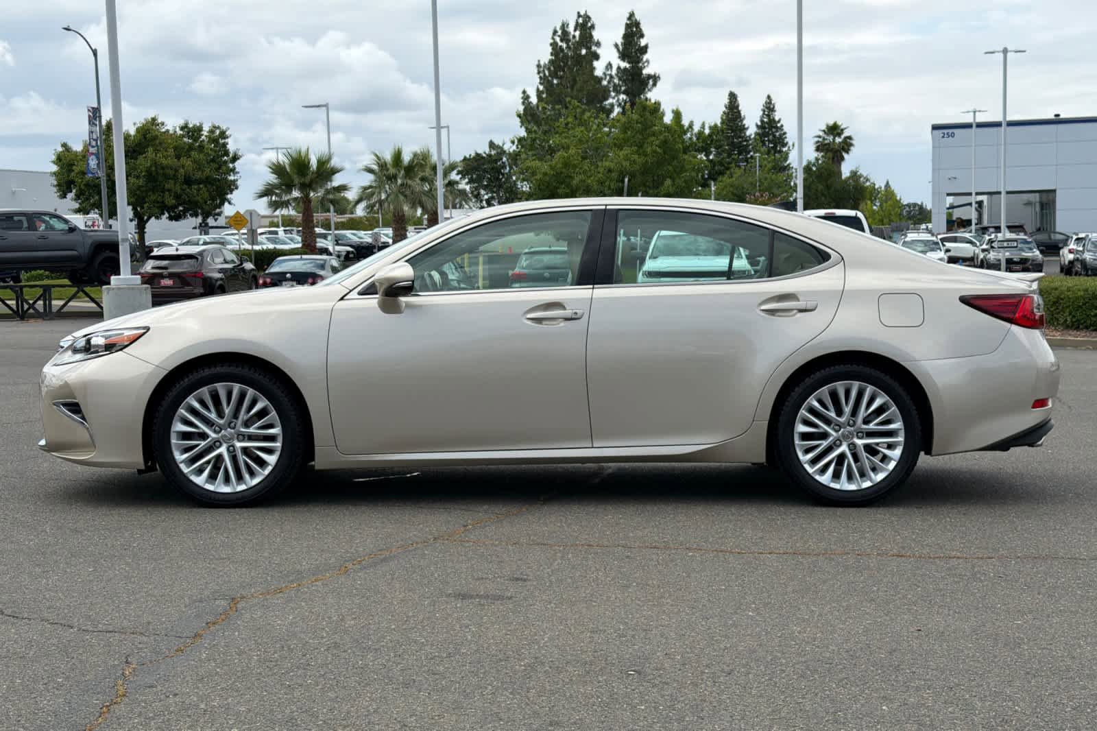 Used 2017 Lexus ES 350 w/ Luxury Package FWD image 9