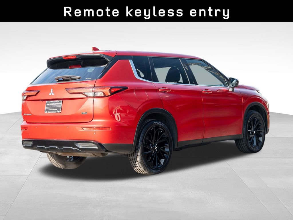 Used 2023 Mitsubishi Outlander SE Black Edition image 4
