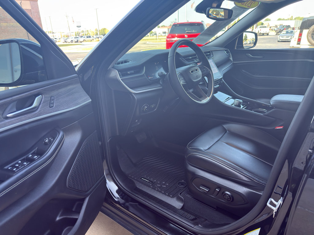 Used 2023 Jeep Grand Cherokee Limited AWD/4WD image 15