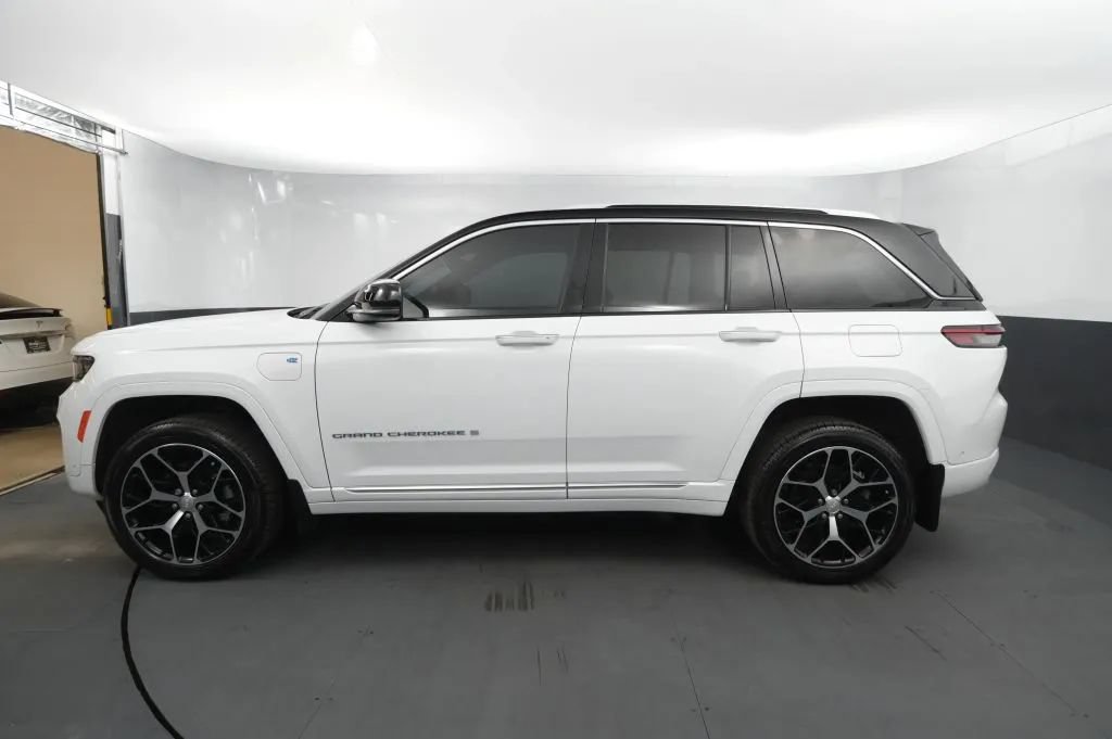Used 2022 Jeep Grand Cherokee Summit AWD/4WD image 2