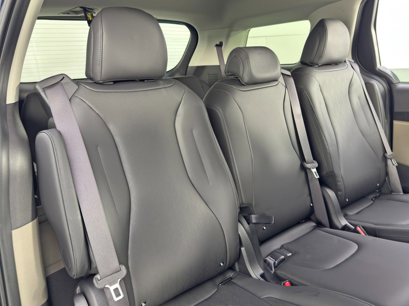 Used 2025 Kia Carnival FWD image 37